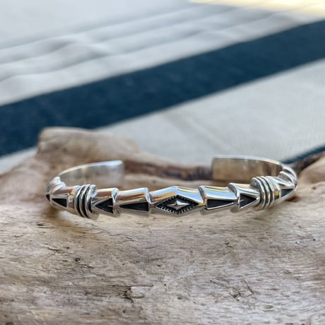 indian jewelry "Jennifer Curtis(navajo)” Heavy Gauge Stamped Harfroud Bangle(A)