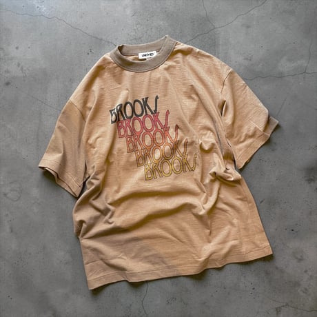 UNDYED 30/PV print-T "BROOKS" (unisex)TAN