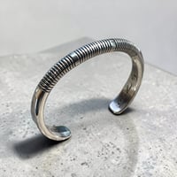 indian jewelry "johnathan nez (navajo)"round wire lined bangle