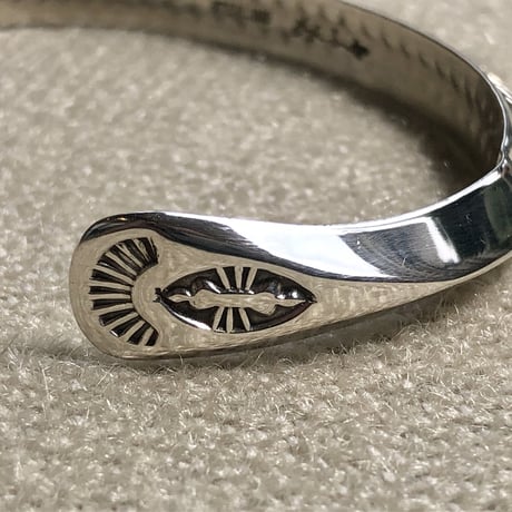 indian jewelry "Lyle Secatero (navajo)"micro stamp triangle bangle