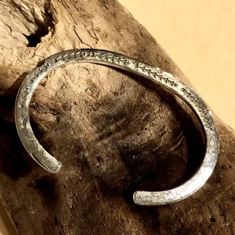indian jewelry "Norbert Peshlakai(navajo)” stamped bangle
