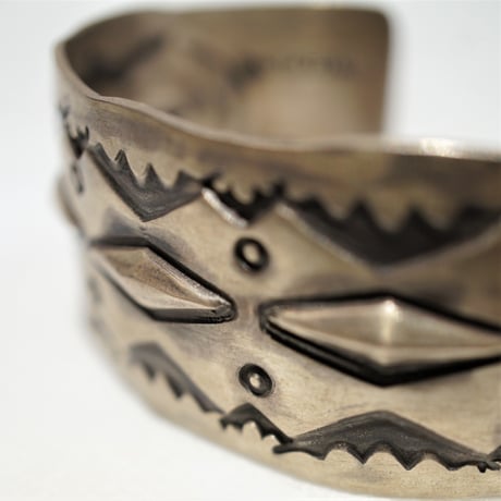 indian jewelry "nora tahe(navajo)"stamped wide bangle