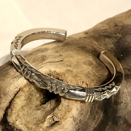 indian jewelry "Jeniffer Curtis(navajo)” Heavy Gauge Stamped Square Bangle