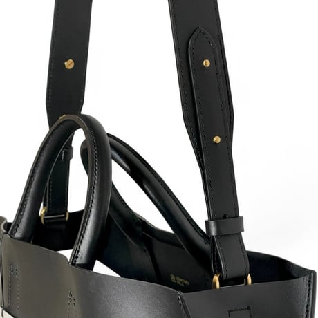 Courtney orla "slope tote M [w/srap] cow leather"  (black)