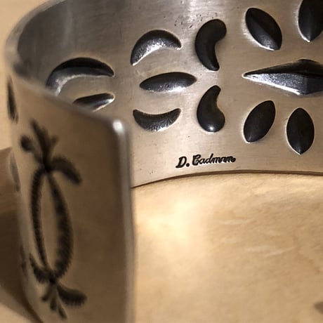 indian jewelry "Donovan Cadman(navajo)” repouse&stamped bangle (A)