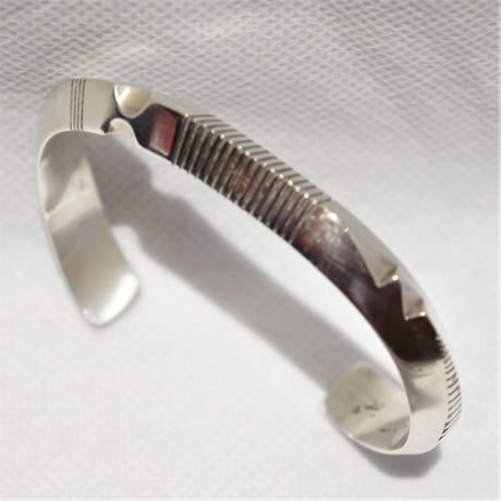 indian jewelry " Norbert Peshlsksi(navajo)" twisted triangle bangle
