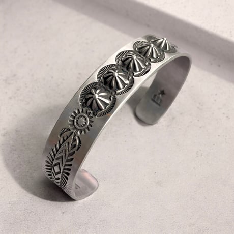 indian jewelry "Edison Sandy Smith"(navajo)emboss & stampwork bangle