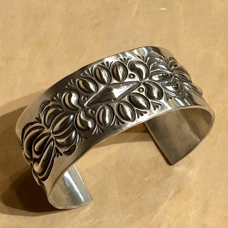 indian jewelry "Donovan Cadman(navajo)” repouse&stamped bangle (A)