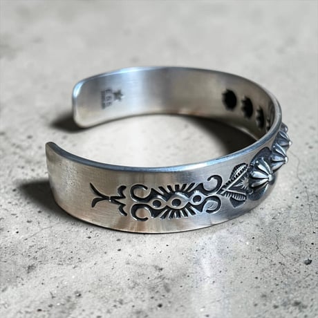 indian jewelry "Edison Sandy Smith"(navajo)emboss & stampwork bangle