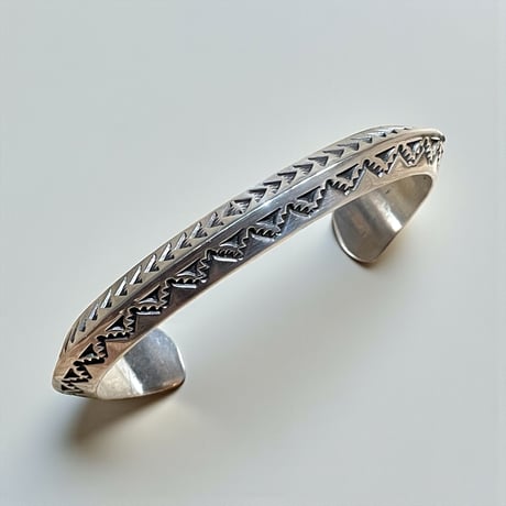 indian jewelry "Sunshine Reeves (navajo)"triangle wire stamp work bangle
