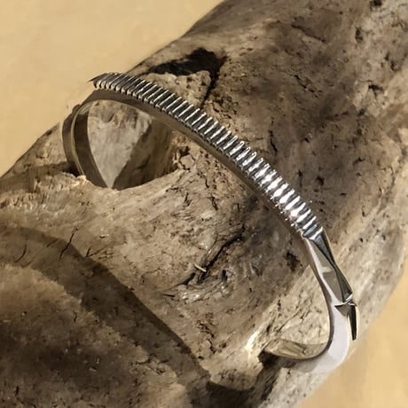 indian jewelry "Jennifer Curtis(navajo)" square wire bangle(B)