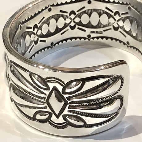 indian jewelry "Ray Adakai (navajo)” 1inc w-stamp wide bangle