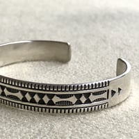 indian jewelry "Lyle Secatero (navajo)"micro stamp bangle