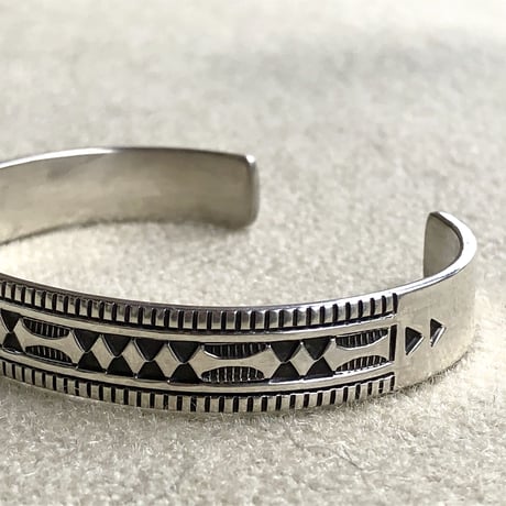 indian jewelry "Lyle Secatero (navajo)"micro stamp bangle