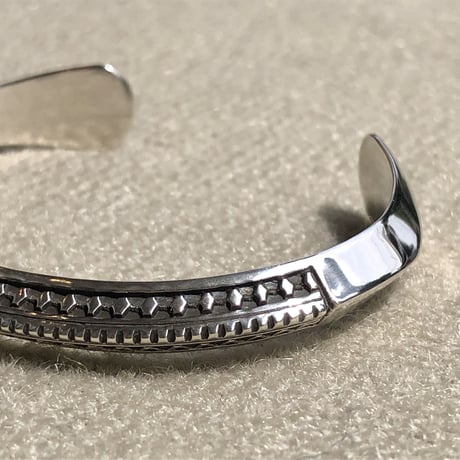 indian jewelry "Lyle Secatero (navajo)"micro stamp triangle bangle