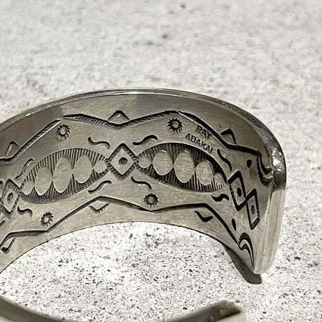 indian jewelry "Ray Adakai (navajo)” 1inc w-stamp wide bangle(B)