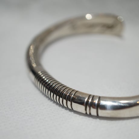 indian jewelry "johnathan nez (navajo)"round wire lined bangle