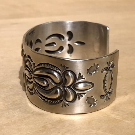indian jewelry "Donovan Cadman(navajo)” repouse&stamped bangle (A)