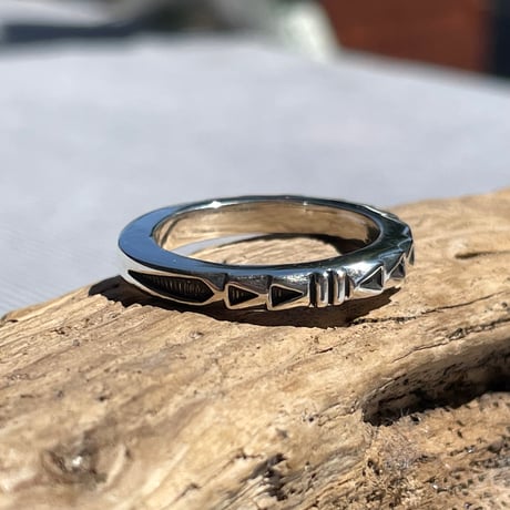 indian jewelry "Jennifer Curtis(navajo)" square wire stamped ring