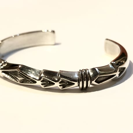 indian jewelry "Jeniffer Curtis(navajo)” Heavy Gauge Stamped Harfroud Bangle