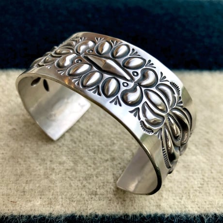indian jewelry "Donovan Cadman(navajo)” repouse&stamped bangle (A)