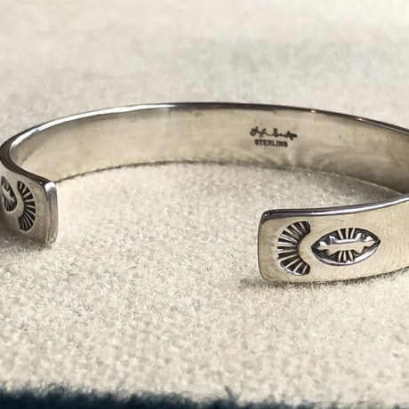indian jewelry "Lyle Secatero (navajo)"micro stamp bangle