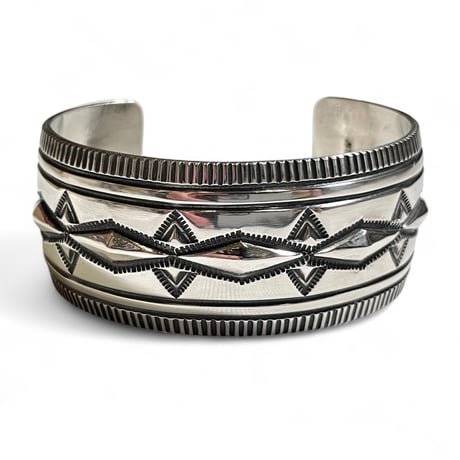 indian jewelry"Aaron toadlena (navajo)"repouse & stamped wide bangle