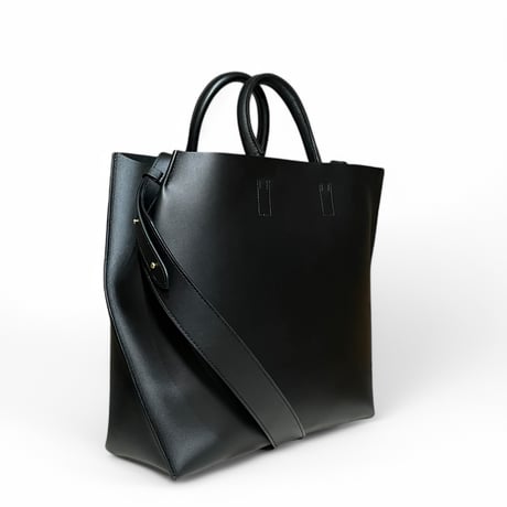 Courtney orla "slope tote M [w/srap] cow leather"  (black)