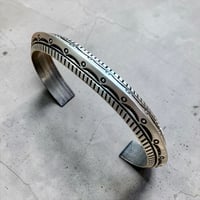 indian jewelry "Ivan Howard(navajo)”triangle stamped bangle