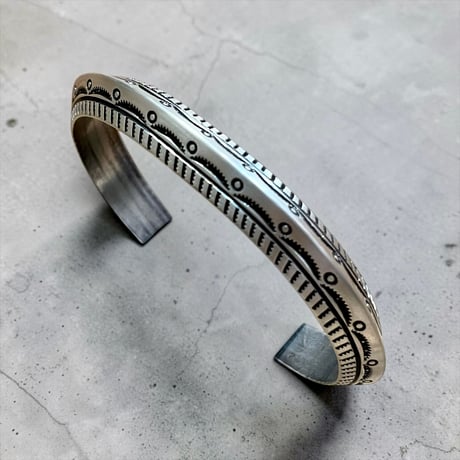indian jewelry "Ivan Howard(navajo)”triangle stamped bangle