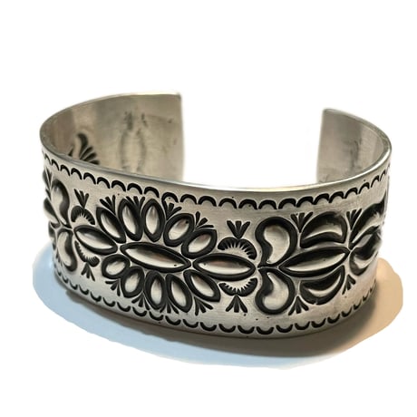 indian jewelry "Donovan Cadman(navajo)” repouse&stamped bangle (B)