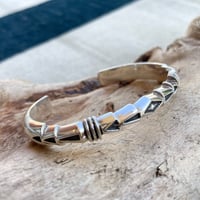 indian jewelry "Jennifer Curtis(navajo)” Heavy Gauge Stamped Harfroud Bangle(A)