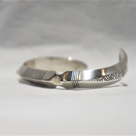 indian jewelry " Norbert Peshlsksi(navajo)" twisted triangle bangle