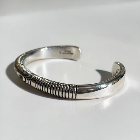 indian jewelry "johnathan nez (navajo)"round wire lined bangle