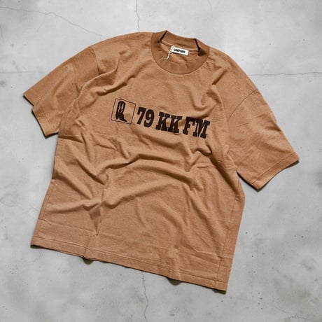 UNDYED 30/PV print-T "79KK FM" (unisex)TAN