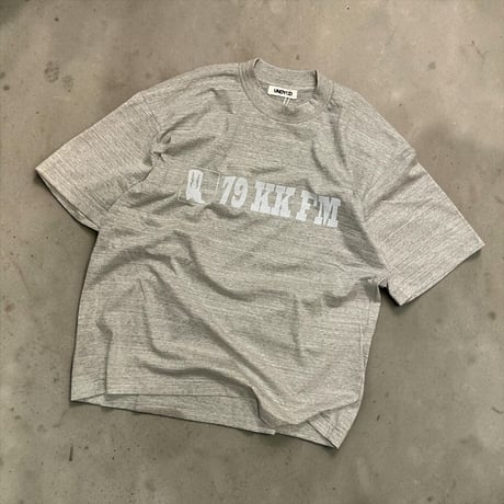 UNDYED 30/PV print-T "79KK FM" (unisex)GR