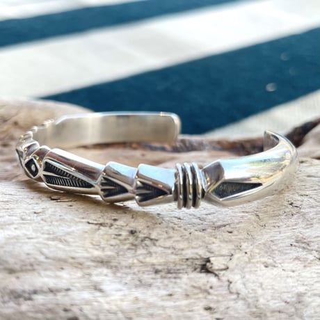 indian jewelry "Jennifer Curtis(navajo)” Heavy Gauge Stamped Harfroud Bangle(B)