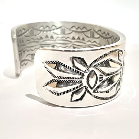 indian jewelry "Ray Adakai (navajo)” 1inc w-stamp wide bangle