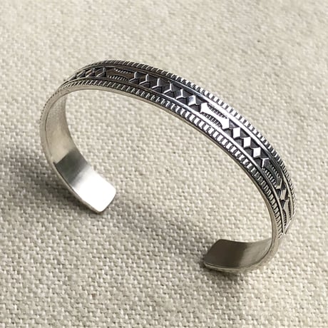 indian jewelry "Lyle Secatero (navajo)"micro stamp bangle