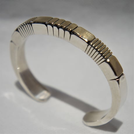indian jewelry "johnathan nez (navajo)"heavy gauge square lined bangle 14K