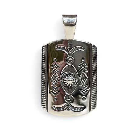 indian jewelry"Clendon Pete (navajo)"stamp work shield charm