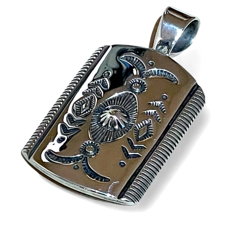 indian jewelry"Clendon Pete (navajo)"stamp work shield charm