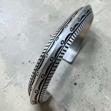 indian jewelry "Ivan Howard(navajo)”triangle stamped bangle