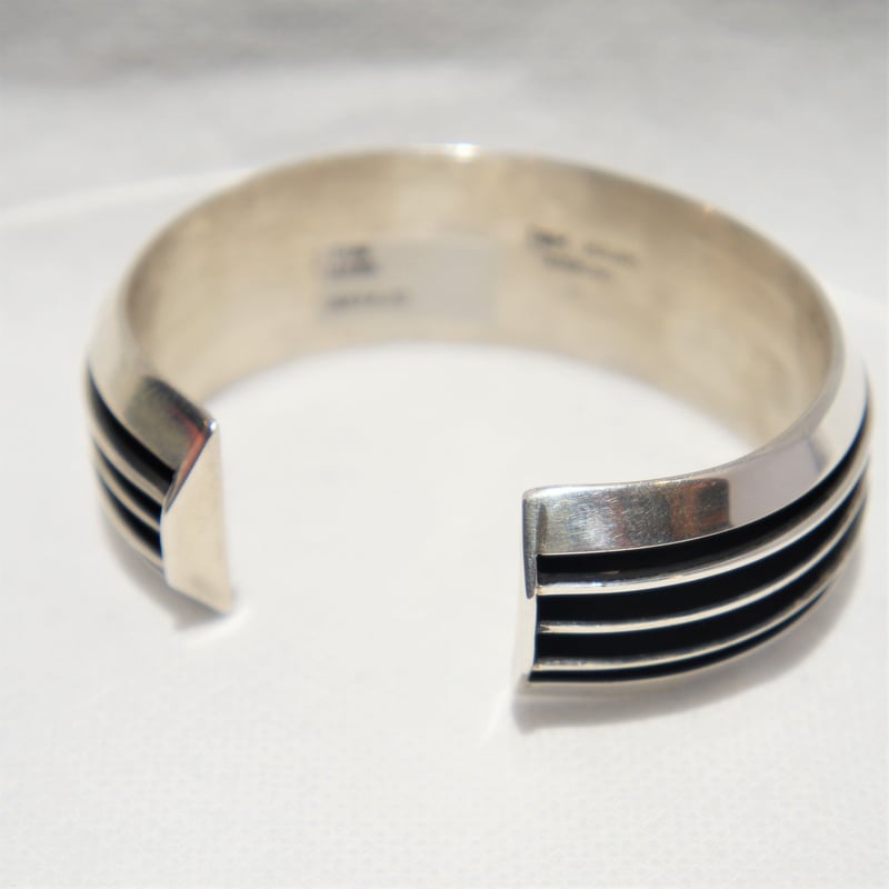 【美品】TOM HAWK 3ラインシルバーバングル ナバホ族 美品】TOM HAWK 3ラインシルバーバングル ナバホ族