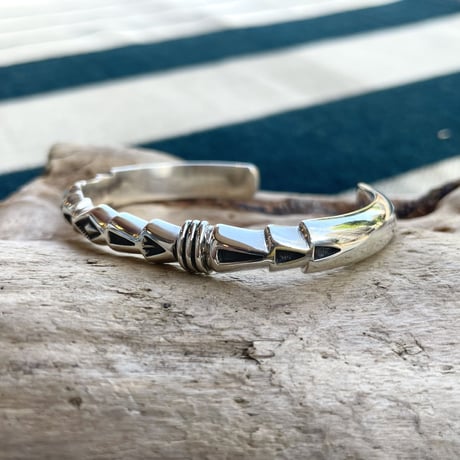 indian jewelry "Jennifer Curtis(navajo)” Heavy Gauge Stamped Harfroud Bangle(A)