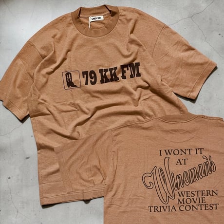 UNDYED 30/PV print-T "79KK FM" (unisex)TAN