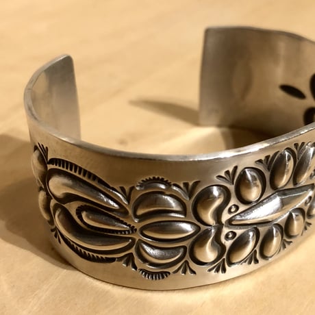 indian jewelry "Donovan Cadman(navajo)” repouse&stamped bangle (A)