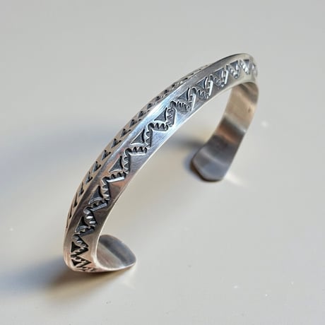 indian jewelry "Sunshine Reeves (navajo)"triangle wire stamp work bangle