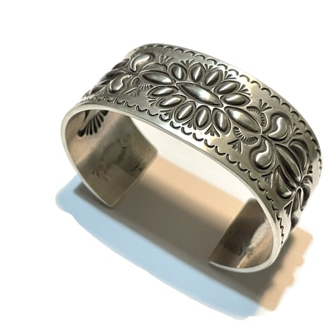 indian jewelry "Donovan Cadman(navajo)” repouse&stamped bangle (B)