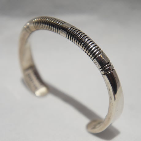 indian jewelry "johnathan nez (navajo)"round wire lined bangle